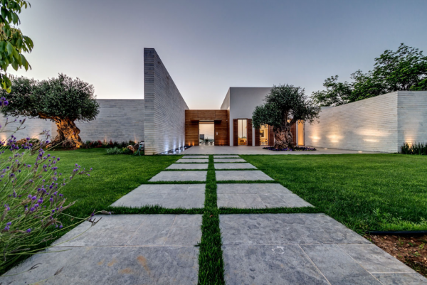 Villa minimalis dengan taman yang luas